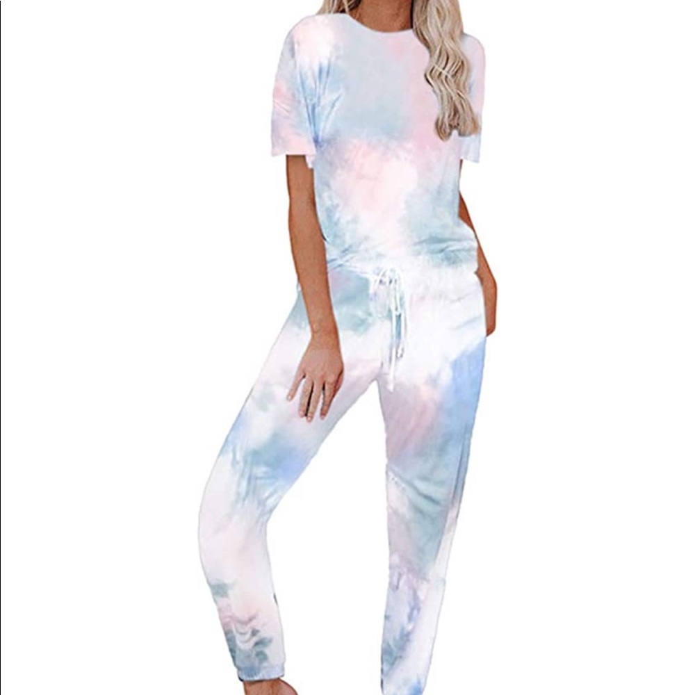 Comfy and chic 2 piece tie dye loungewear